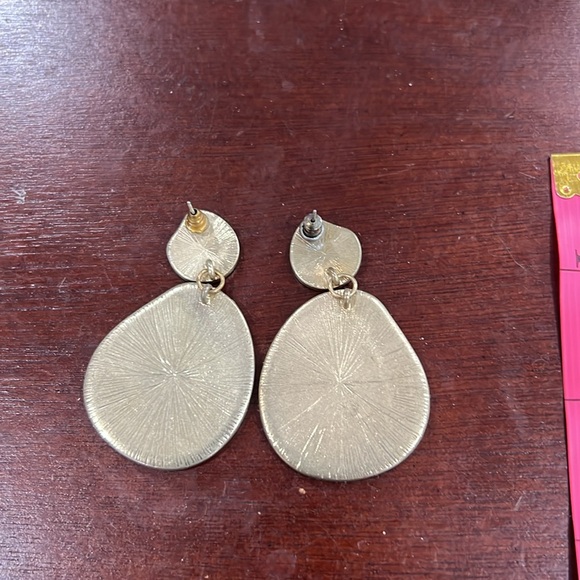 Snake pattern gold dangle statement earrings - Picture 3 of 3